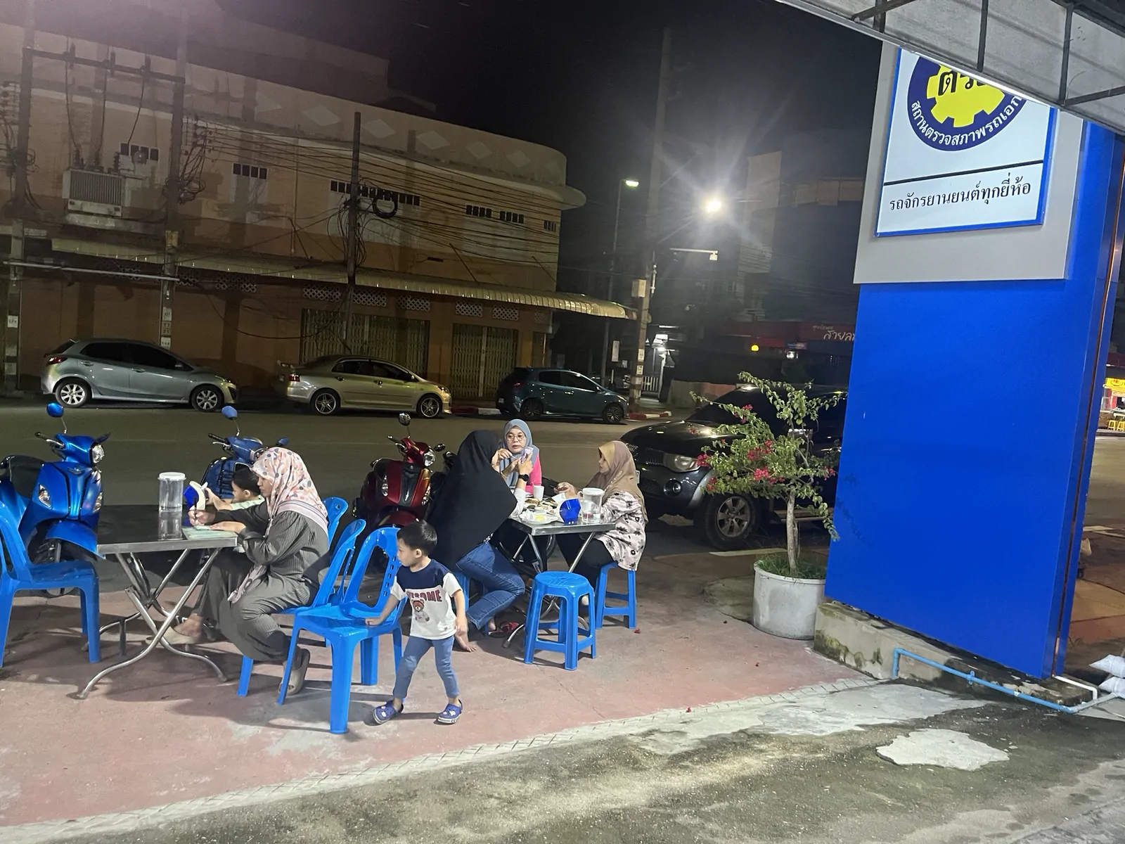 เต้นท์กับข้าวบ้าน & ข้าวต้มกุ๊ย เมืองยะลา, ยะลา — บรรยากาศร้าน
