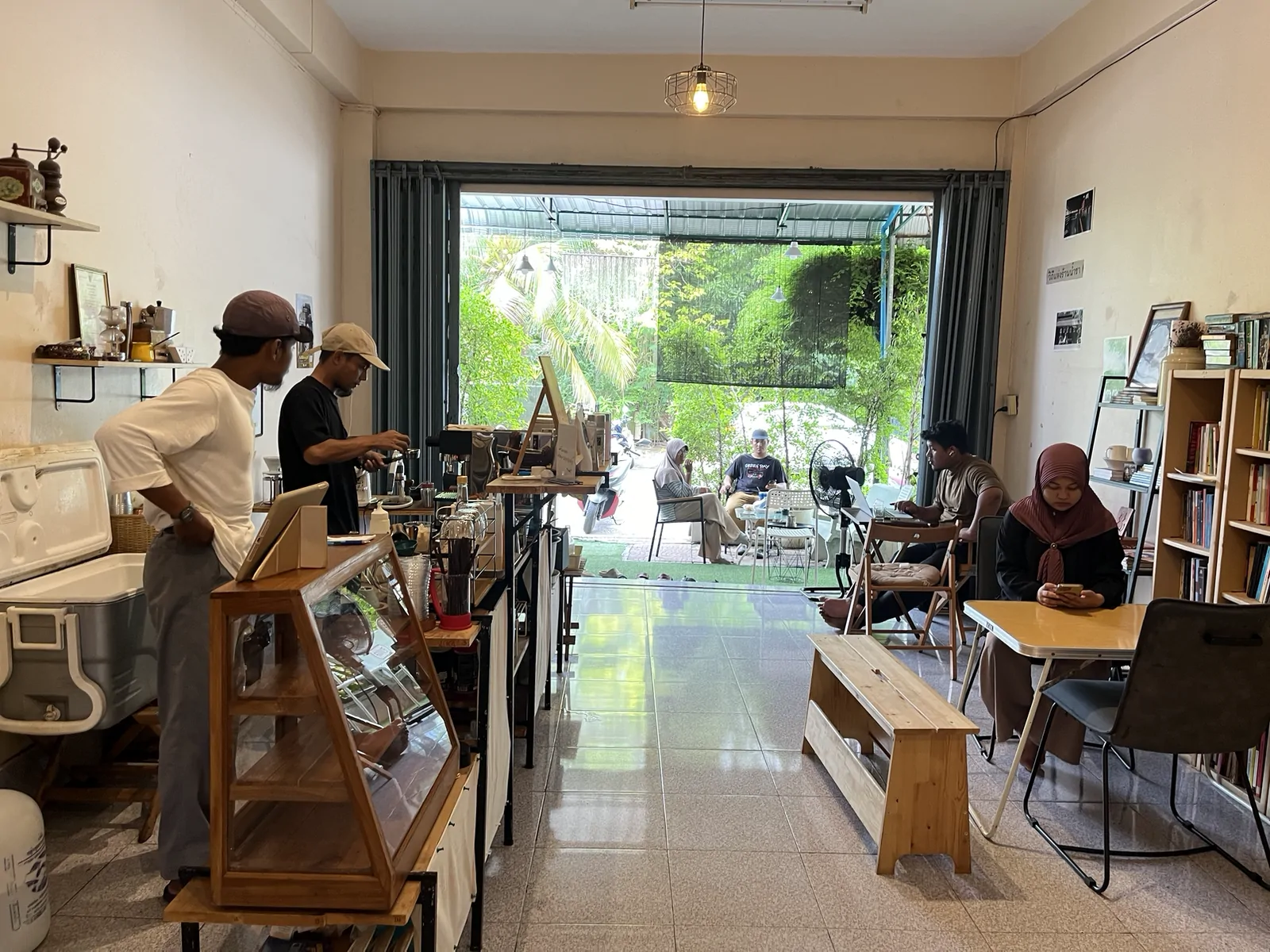 THE HOOMAN ถนนรวมมิตร อำเภอเมือง ยะลา — บรรยากาศร้าน