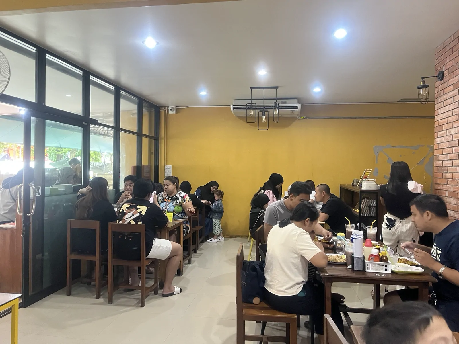 โรตีมาลีซ่า สงขลา อำเภอเมืองสงขลา จังหวัดสงขลา — บรรยากาศร้าน นั่งสบายไหม พาครอบครัวมาได้ไหม