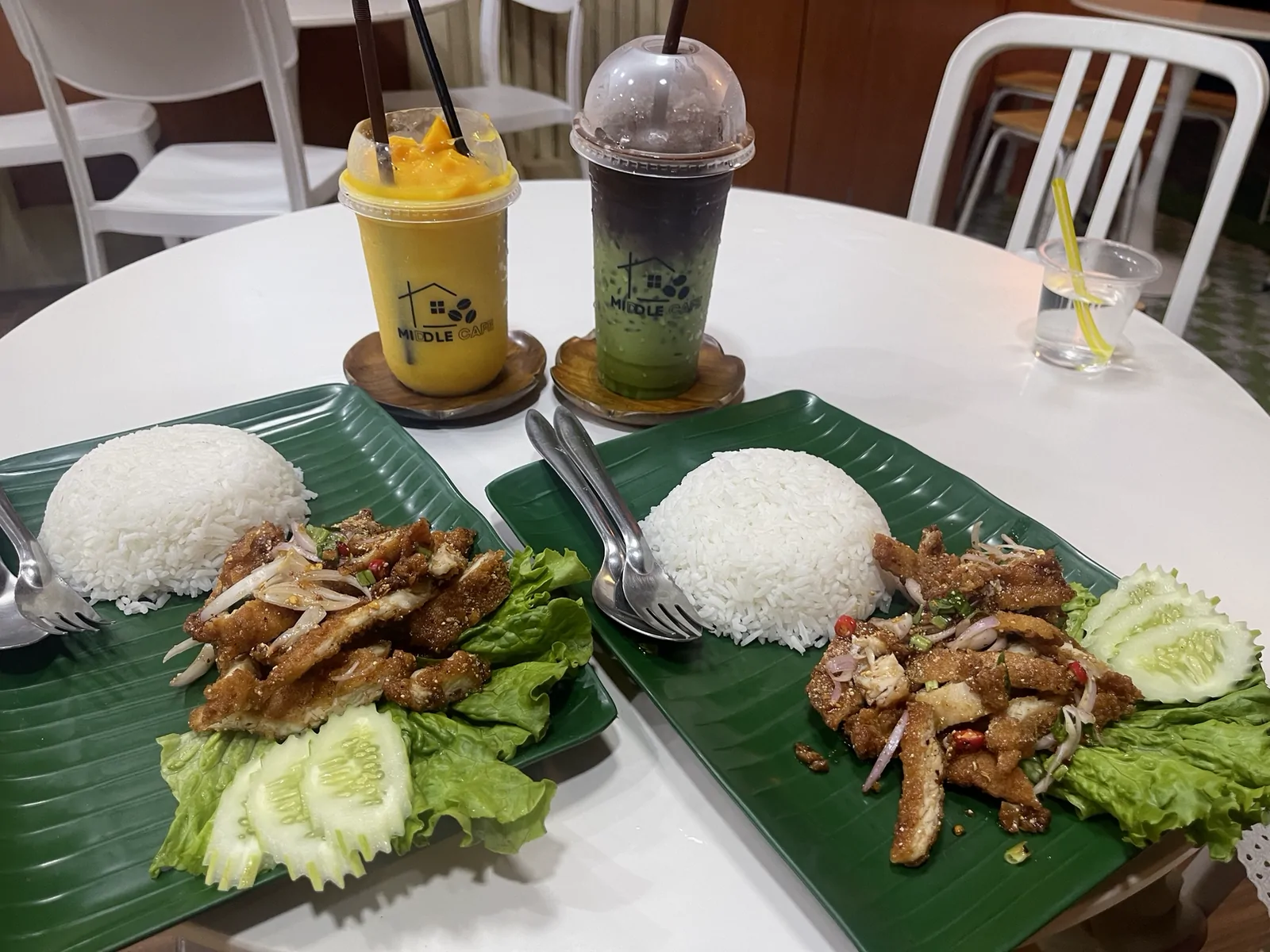 Middle Cafe Ruso รือเสาะ นราธิวาส — บรรยากาศร้าน Middle Cafe เป็นแบบไหน
