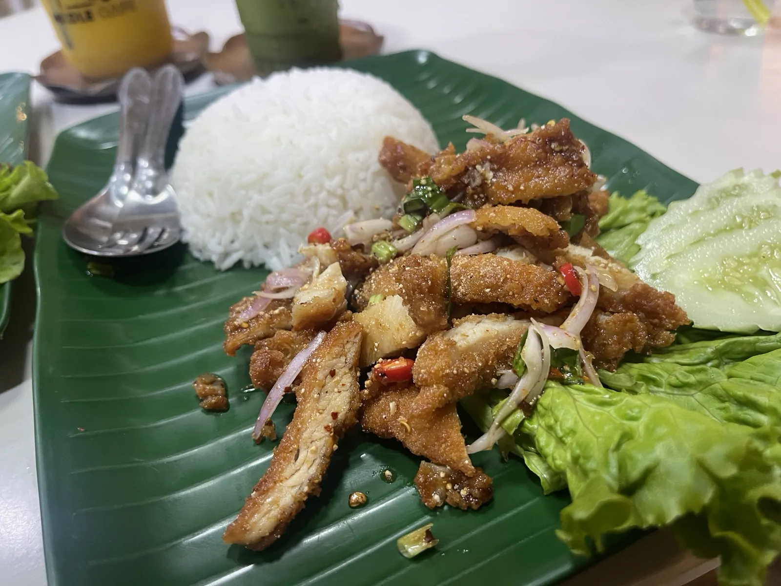 Middle Cafe Ruso รือเสาะ นราธิวาส — ข้าวยำไก่กรอบ Middle Cafe รสชาติเป็นยังไง