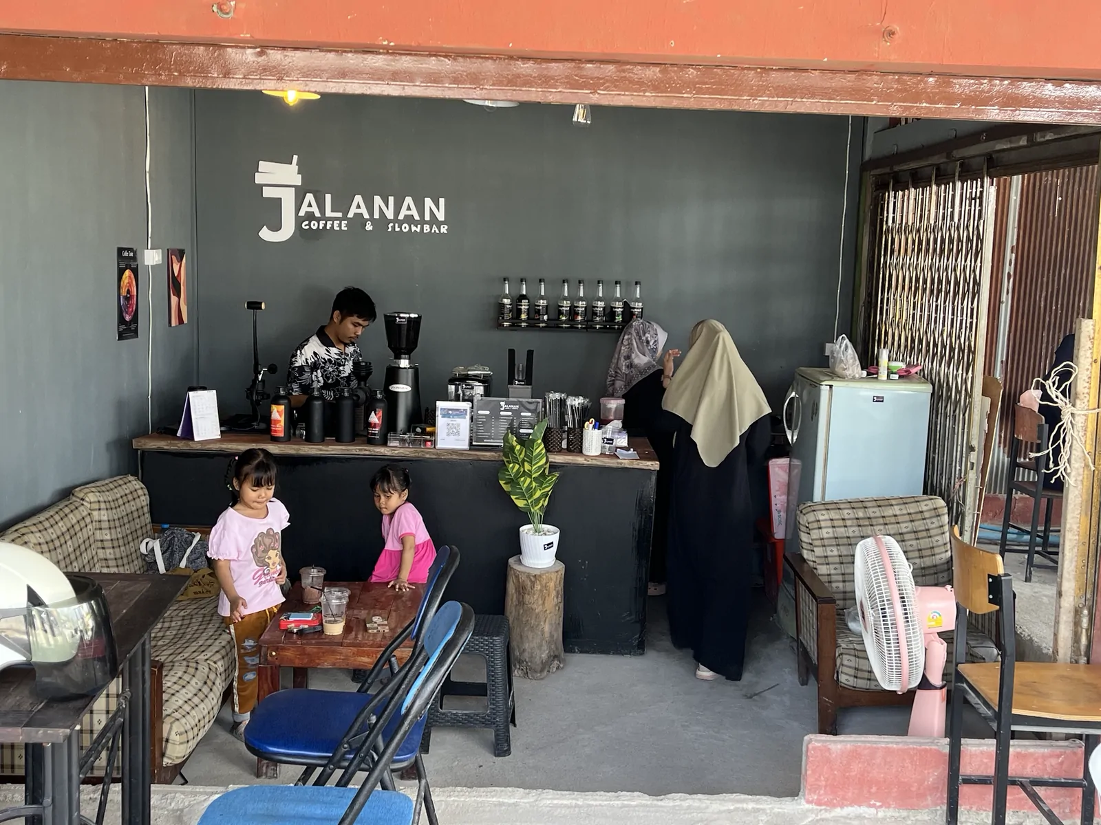 𝐉𝐀𝐋𝐀𝐍𝐀𝐍 𝐂𝐨𝐟𝐟𝐞𝐞 บันนังสตา, ยะลา — ชื่อร้าน Jalanan Coffee แปลว่าอะไร