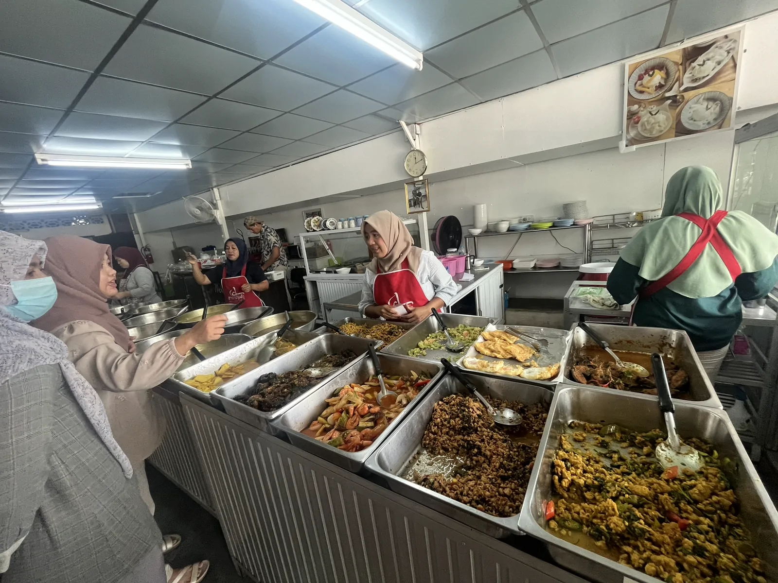 ร้านอาหาร อาวาติ๊ฟ เมืองยะลา, ยะลา — ร้านอาวาติ๊ฟ คนเยอะไหม ต้องรอคิวนานแค่ไหน