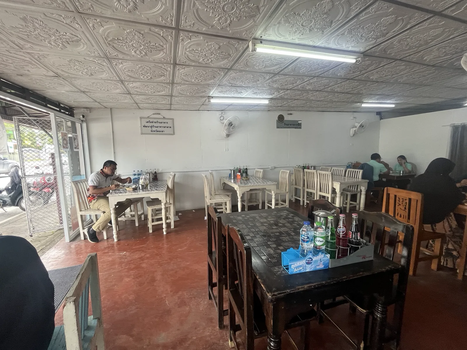 ร้านอาหาร อาวาติ๊ฟ เมืองยะลา, ยะลา — บรรยากาศในร้านเป็นยังไง