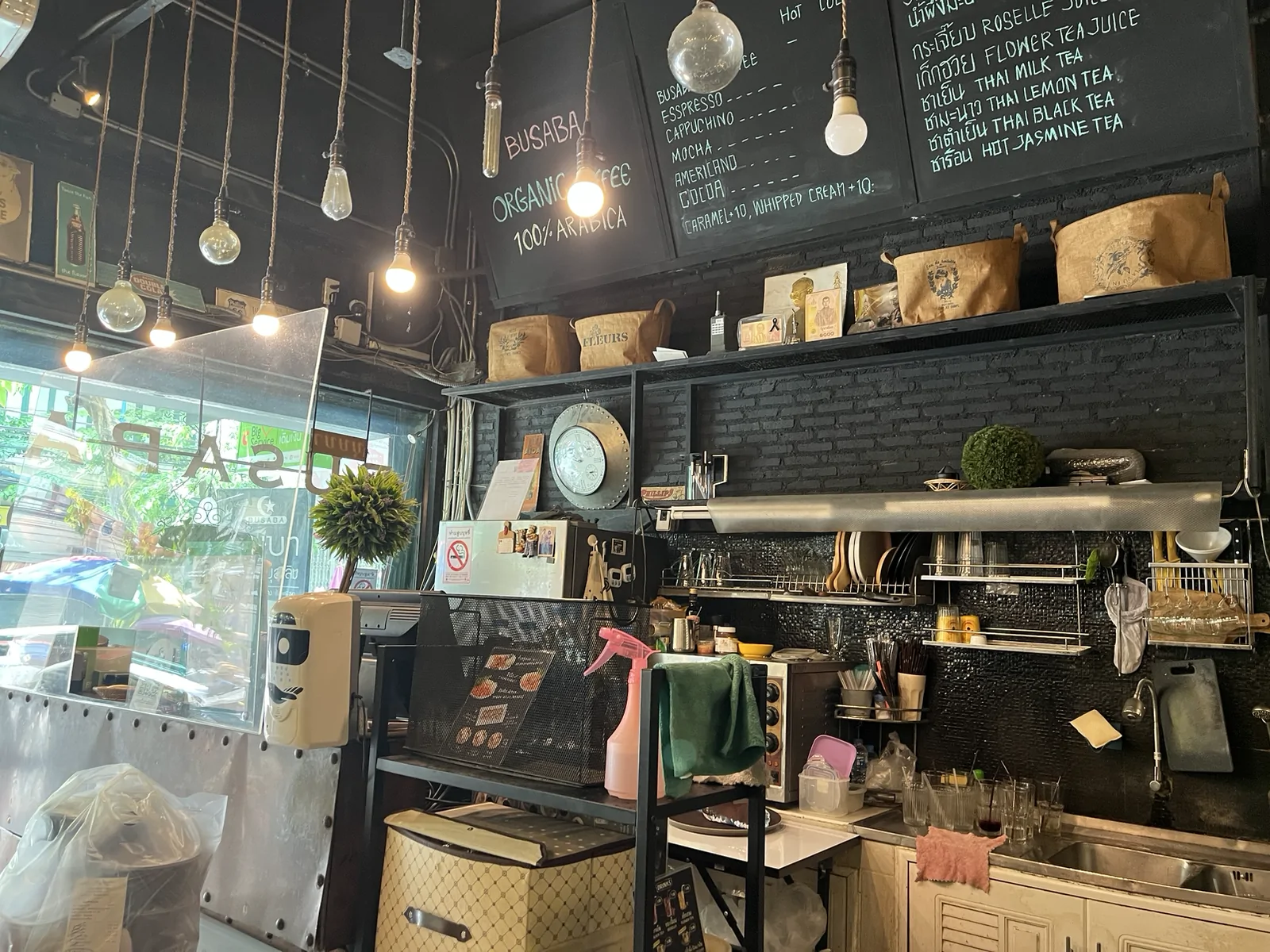 ร้านบุษบา เป็ดย่าง ศรีย่าน ศรีย่าน กรุงเทพฯ — บรรยากาศร้าน