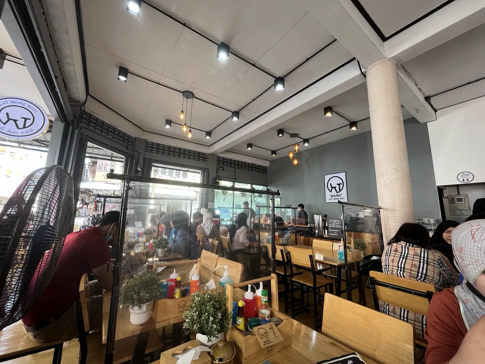 ร้านนั่ง ยะลา ยะลา — บรรยากาศร้านนั่ง เหมาะนั่งคุยงาน มีตติ้ง
