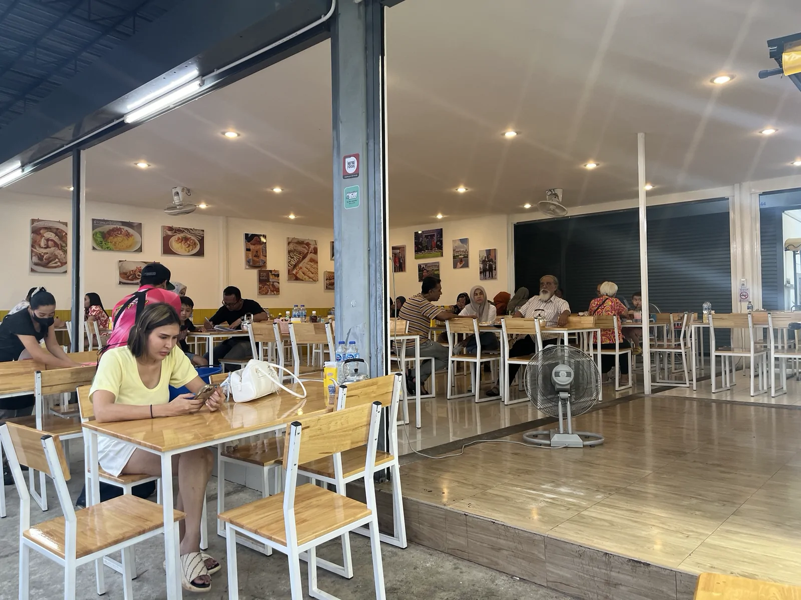 โรตีบังบ่าว สาขาหาดใหญ่ หาดใหญ่ สงขลา — โรตีจิ้มแกง เอกลักษณ์ของร้านบังบ่าว
