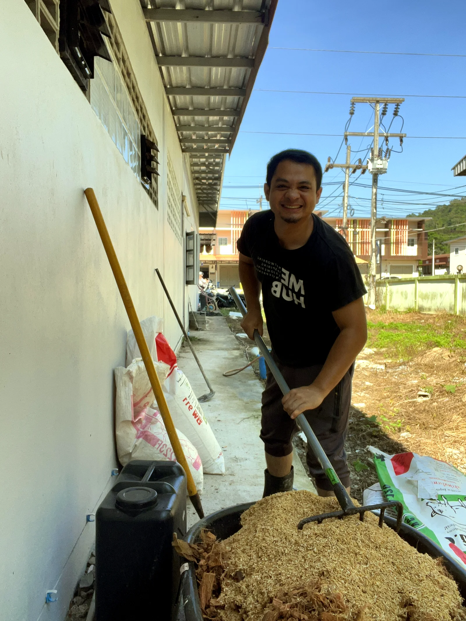 ทำเกษตรแบบคิดเป็นธุรกิจ — Smart Farm หลังโรงงาน — เกษตรผสมผสาน มีอะไรบ้าง ปลูกอะไรบ้างในแปลงจริง