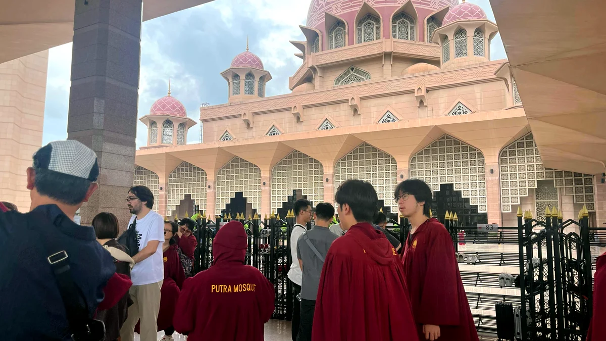 มัสยิดสีชมพู Putrajaya Mosque: มนต์เสน่ห์แห่งมาเลเซีย ที่ใครๆ ก็ต้องหลงรัก!