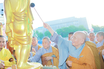 TP.HCM: Hàng chục ngàn Tăng, Ni, Phật tử cùng rước Phật Đản Sanh