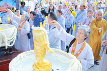 TP.HCM: Hàng chục ngàn Tăng, Ni, Phật tử cùng rước Phật Đản Sanh