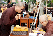 Giới tử thọ Tỳ kheo tại giới đàn Trí Đức (Chùa Huệ Nghiêm – Quận Bình Tân)