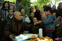 Trẻ em đến Làng Mai
