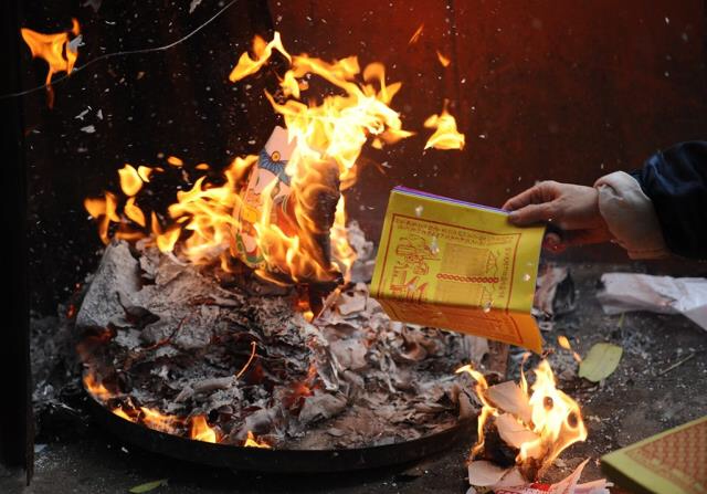 Có nên đốt vàng mã cho người thân đã mất? 