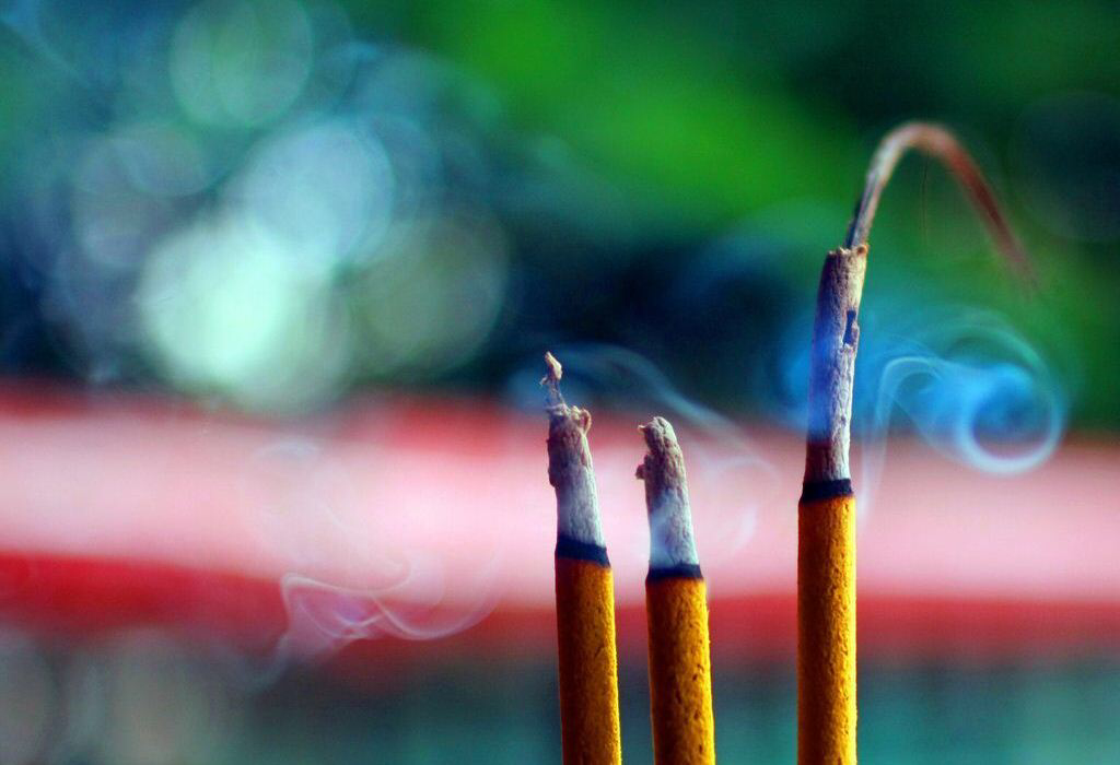 Không cúng hương thay bằng cúng nước được không?