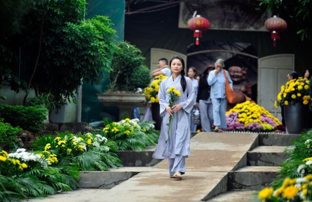 Bỏ áo tràng vào cốp xe máy được không?