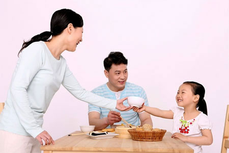 Giúp trẻ vượt qua thói tham ăn và ích kỷ