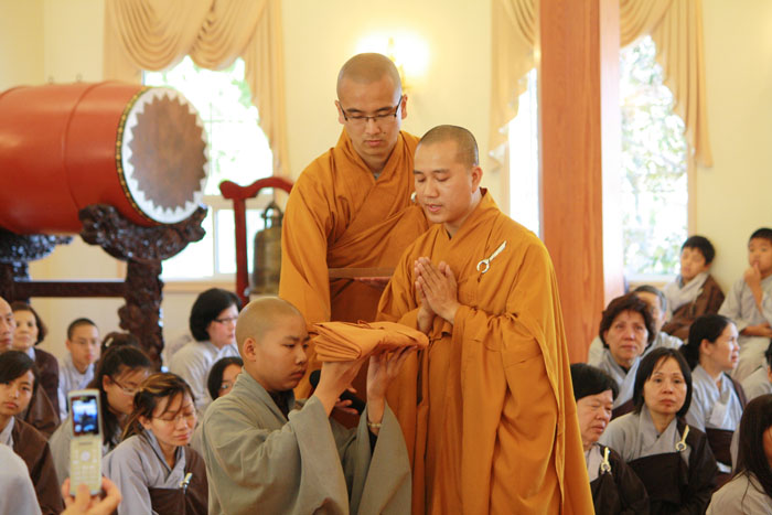 Sức khỏe kém muốn xuất gia ở nhà tu được không?