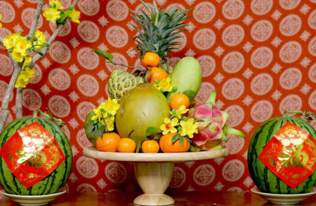 Dùng hoa quả giả chưng cúng Phật có mang tội không?