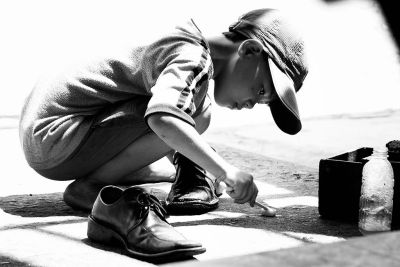 Câu chuyện có thật về cậu bé đánh giày lương thiện trở thành diễn viên nổi tiếng