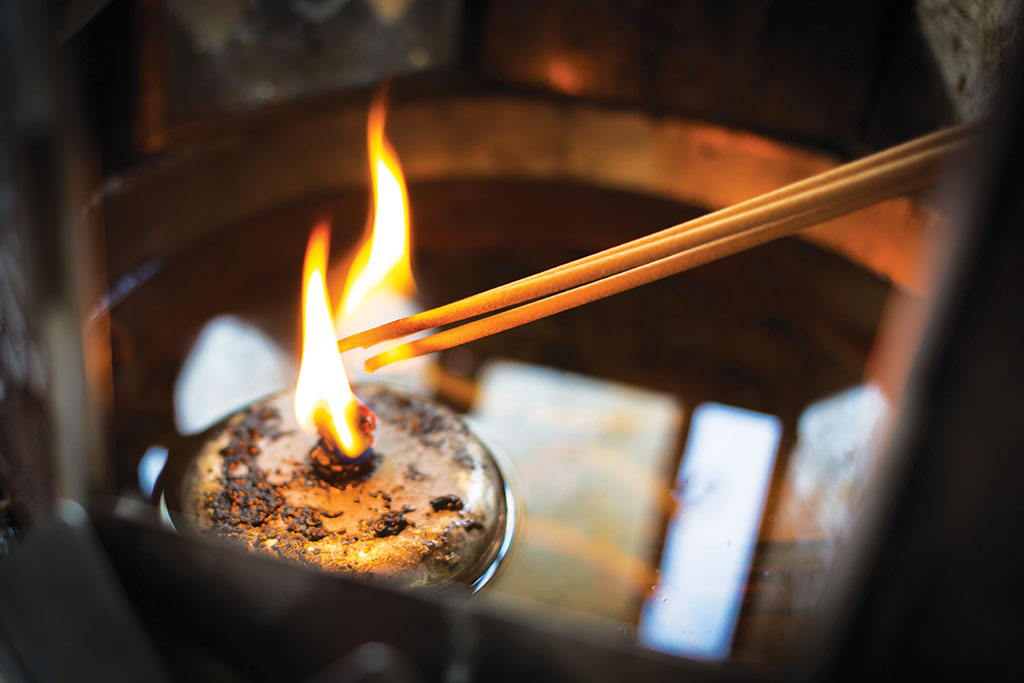 Đốt năm phần tâm hương dâng lên Đức Phật