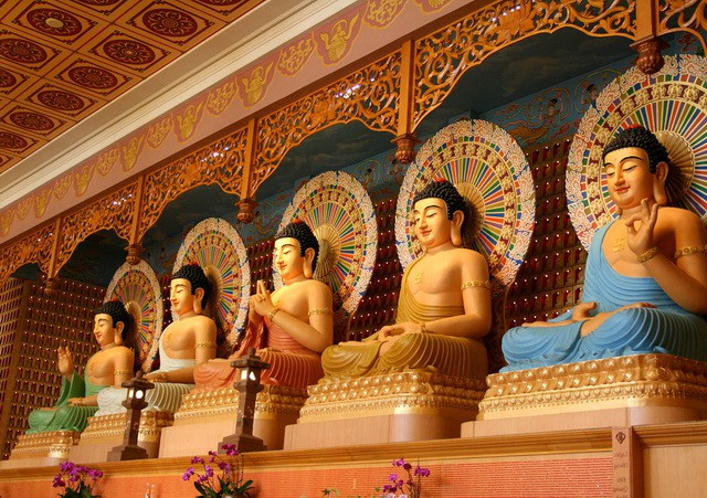 Trước tự trách mình