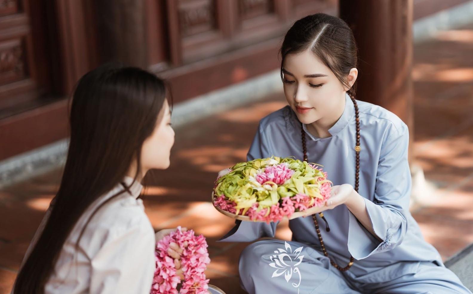  Làm sao cho đứa con hướng về Tam bảo và sự cầu nguyện hồi hướng có tác dụng lợi ích hay không?