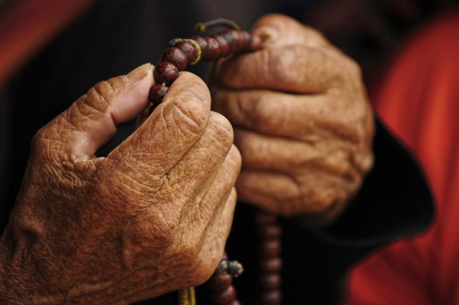 Nên niệm Phật thầm hay niệm ra tiếng?