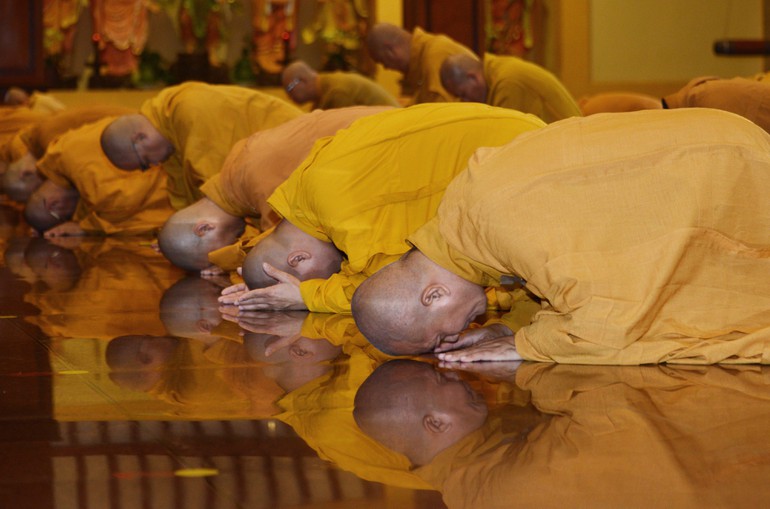 “Năm vóc sát đất” là gì?