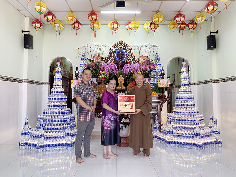 Tp. HCM: H. Củ Chi: Hiệu trưởng trường THPT Việt Âu Q.12 chúc tết chư Tăng chùa Hạnh Đức