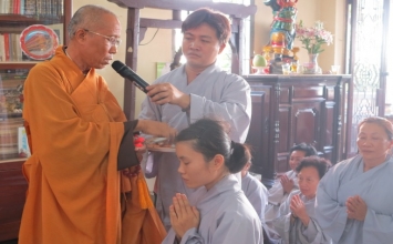 Lễ thế phát xuất gia tại chùa Vĩnh Long
