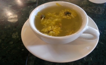 Ngồi máy tính nhiều nên dùng: Trà hoa cúc có lợi cho mắt, giúp giảm cân, ngăn ngừa viêm họng