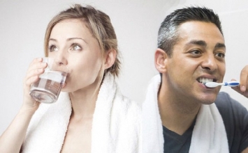 Nên đánh răng hay uống nước trước sau khi ngủ dậy vào sáng sớm?