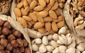 Lợi ích và tác hại của 3 loại hạt thường ăn trong ngày Tết