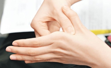 Bị say máy bay, bấm ngay huyệt này khoảng 90 giây sẽ đạt hiệu quả bất ngờ