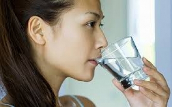 Vì sao nên hạn chế uống nước trong bữa ăn?