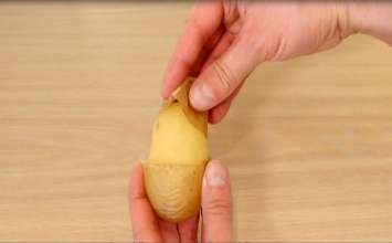 Mẹo giúp bóc vỏ khoai tây siêu nhanh
