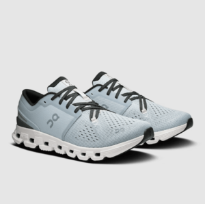 Tenis On Cloud con diseño minimalista y moderno