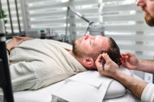 زراعة الشعر في دبي: دمج علاجات البلازما الغنية بالصفائح الدموية والخلايا الجذعية