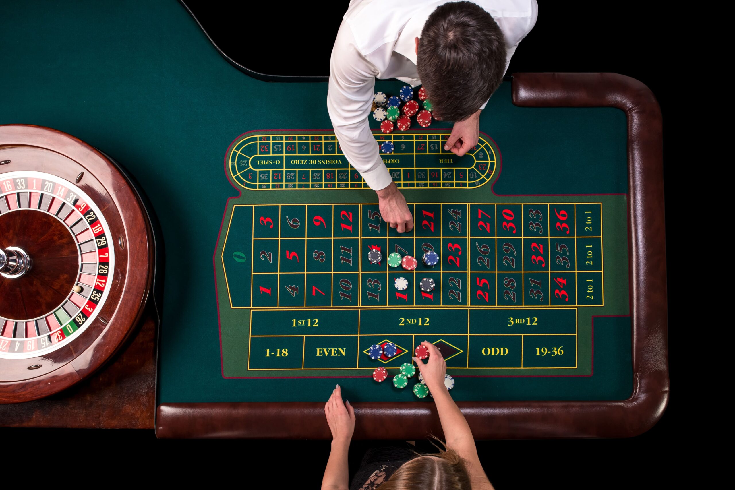 man croupier woman playing roulette table casino top view roulette green table with tape measure 1 3 scaled