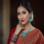 givemeaimageofladytowearsareeandwearturquoisejewelryallitemsontheplace 1