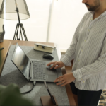 مكاتب عمل للشركات بتصميم عصري ومكتب كهربائي ذكي