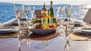Are yacht catering services in Dubai customizable?