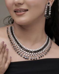 How Elegant Jewelry Completes Traditional and Modern Fashion