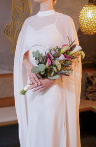 Das Hochzeitscape: Warum dieses elegante Accessoire Ihr Braut-Outfit perfektioniert