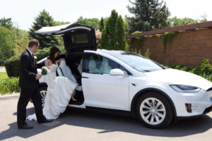 What Should You Expect When Booking Premium Wedding Car Services in Cape Coral?