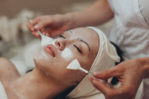 Simple Steps Involved in Deep Cleansing Facial Process for Busy People