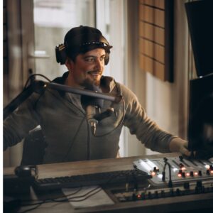 Why Artists Are Choosing Independent Music Producers for Joint Projects 1 Why Artists Are Choosing Independent Music Producers for Joint Projects