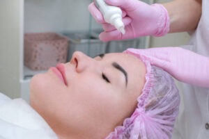 How HydraFacial Helps Remove Dead Skin Cells 1 How HydraFacial Helps Remove Dead Skin Cells