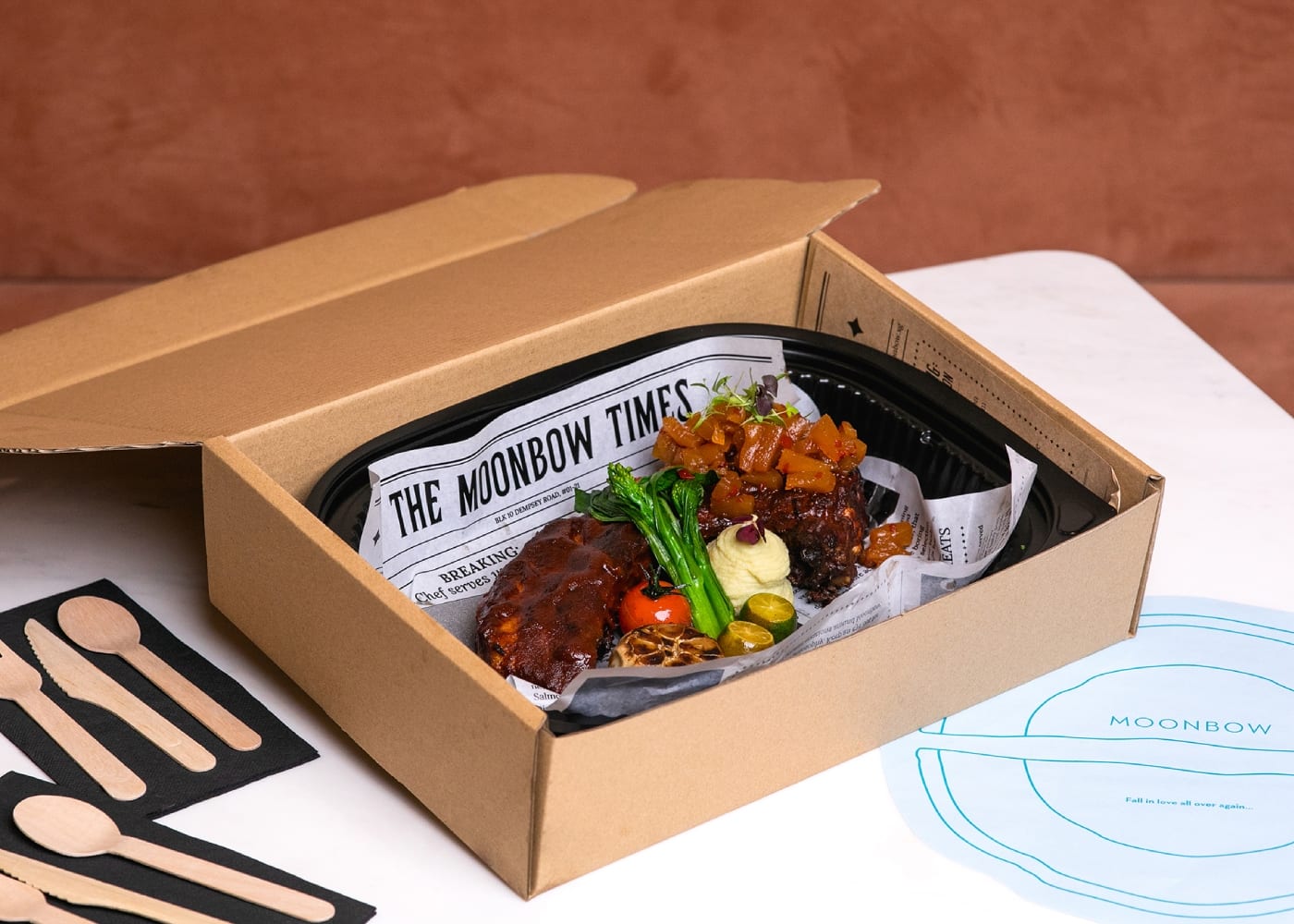 MOONBOW restaurant Tomahawk de Swine takeaway box delivery